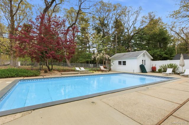 33 Hillside Road, Stony Brook, NY 11790
