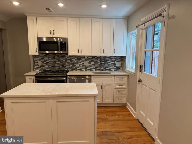 3064 S BUCHANAN ST, Arlington, VA 22206