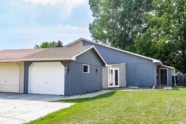 2321 Country Club Parkway, Moorhead, MN 56560