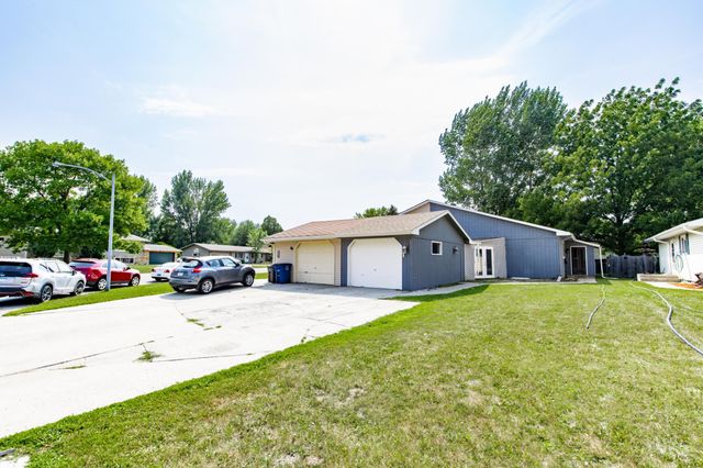 2321 Country Club Parkway, Moorhead, MN 56560