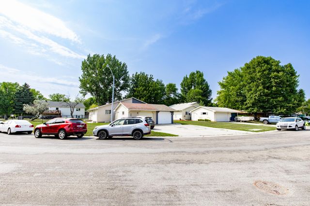 2321 Country Club Parkway, Moorhead, MN 56560