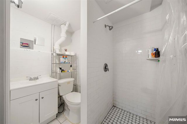 553 Ray Avenue, Ridgefield, NJ 07657