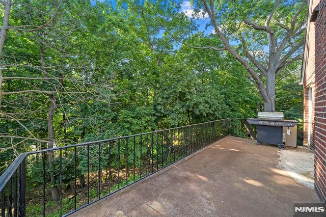 553 Ray Avenue, Ridgefield, NJ 07657