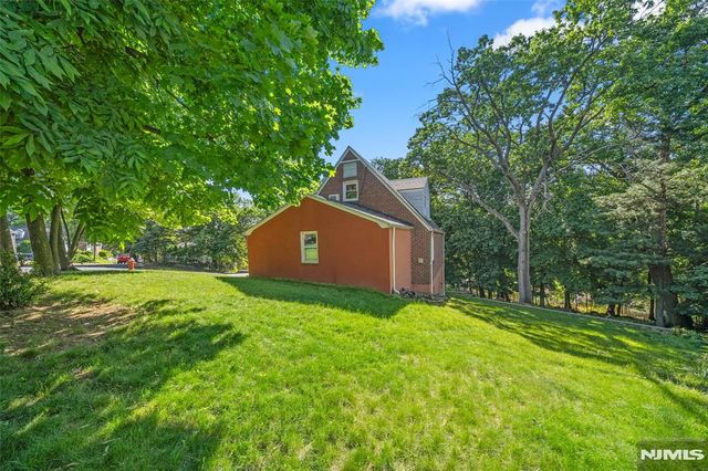 553 Ray Avenue, Ridgefield, NJ 07657