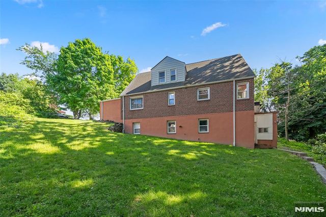 553 Ray Avenue, Ridgefield, NJ 07657