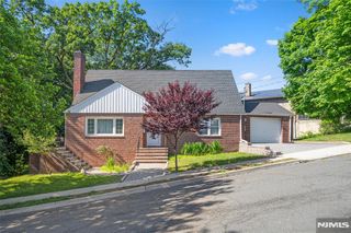 553 Ray Avenue, Ridgefield, NJ 07657