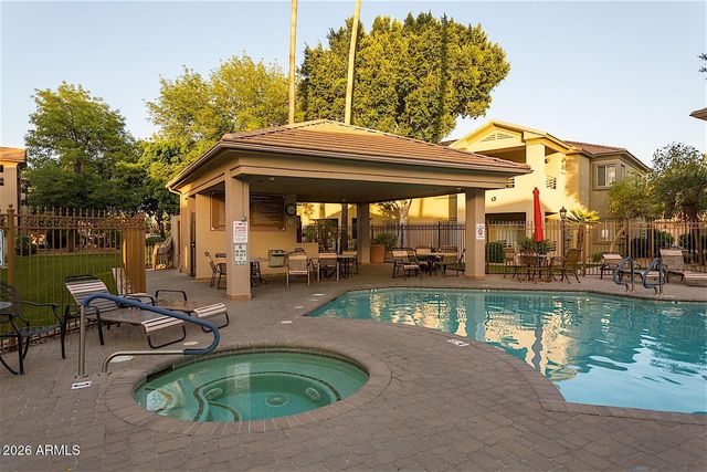 7401 W ARROWHEAD CLUBHOUSE Drive 1086, Glendale, AZ 85308