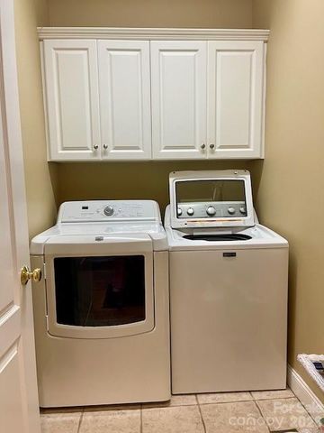 4945 Brookridge Drive NE, Hickory, NC 28601