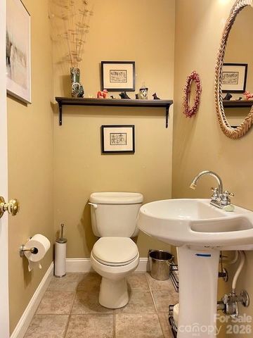 4945 Brookridge Drive NE, Hickory, NC 28601