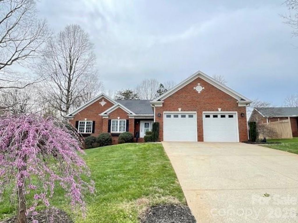4945 Brookridge Drive NE, Hickory, NC 28601