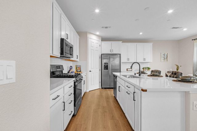 8308 Loyal Dr, Sacramento, CA 95829