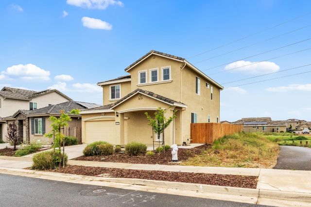 8308 Loyal Dr, Sacramento, CA 95829