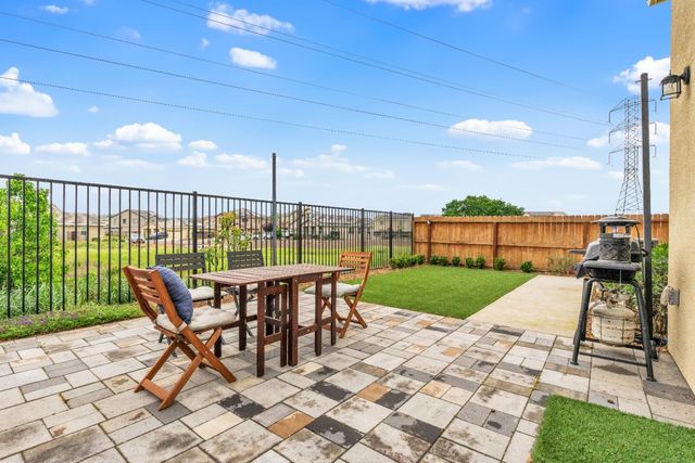 8308 Loyal Dr, Sacramento, CA 95829