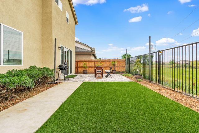 8308 Loyal Dr, Sacramento, CA 95829