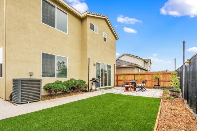 8308 Loyal Dr, Sacramento, CA 95829