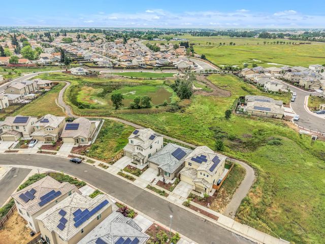 8308 Loyal Dr, Sacramento, CA 95829