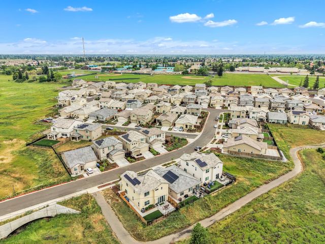 8308 Loyal Dr, Sacramento, CA 95829