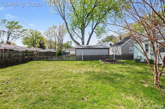 21900 Revere Street, Saint Clair Shores, MI 48080