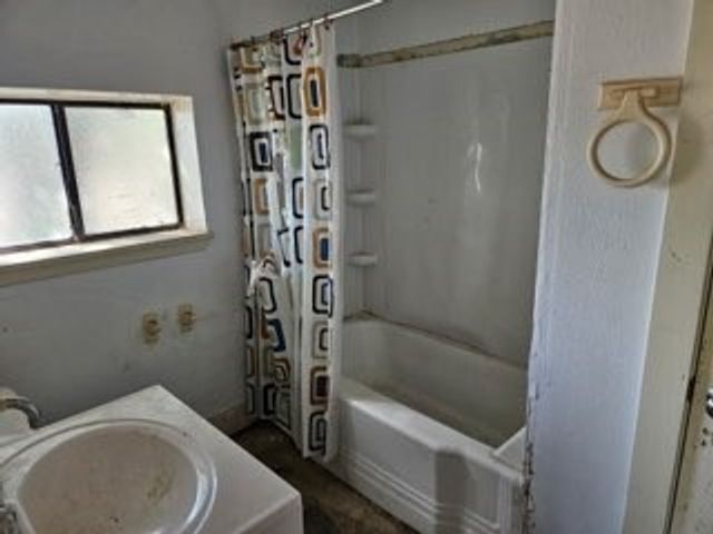 12127 Railroad Ave, Sinton, TX 78387