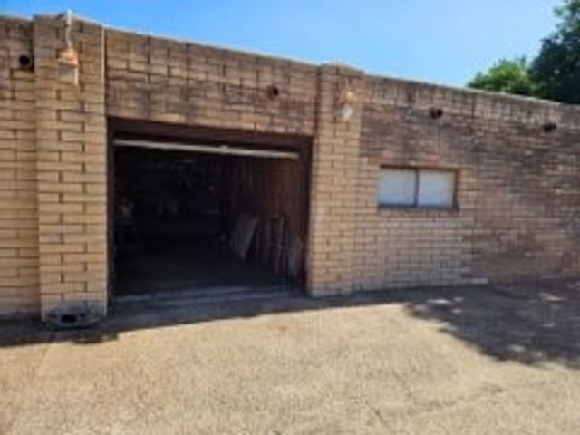 12127 Railroad Ave, Sinton, TX 78387