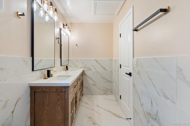 6 Doe Path, Coram, NY 11727