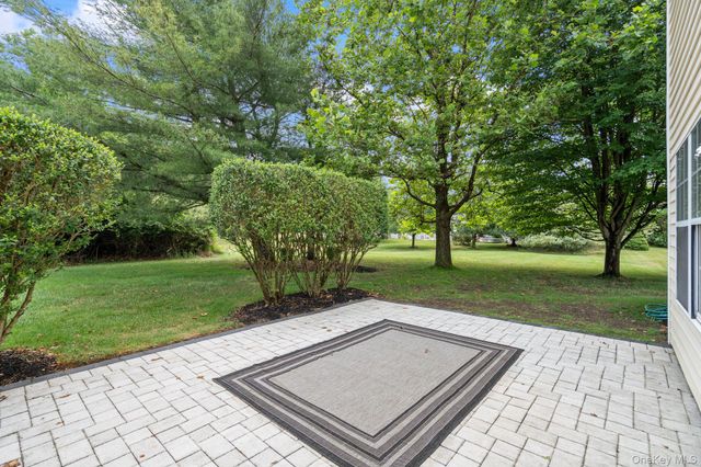 6 Doe Path, Coram, NY 11727