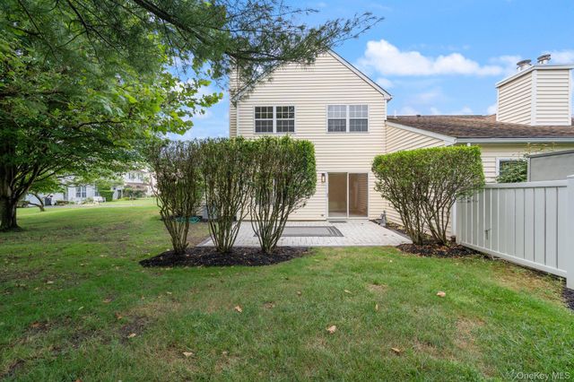 6 Doe Path, Coram, NY 11727