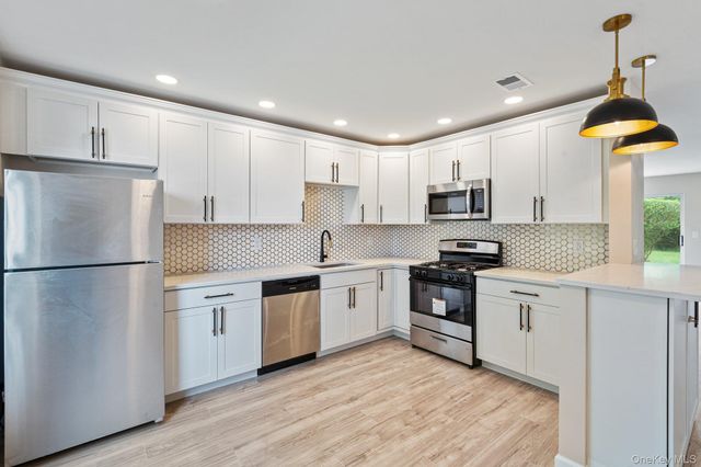 6 Doe Path, Coram, NY 11727