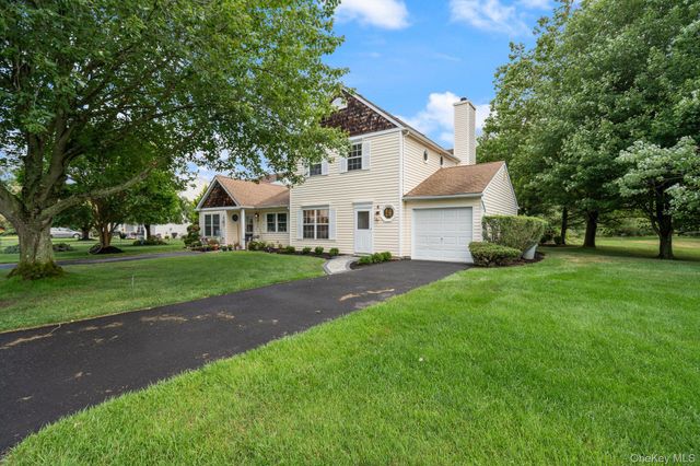 6 Doe Path, Coram, NY 11727