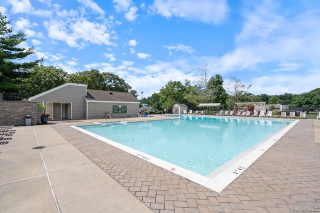 6 Doe Path, Coram, NY 11727