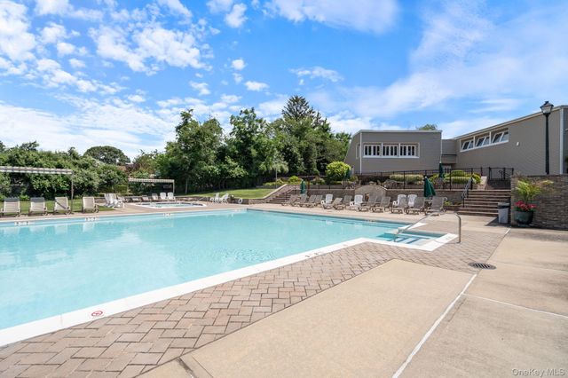 6 Doe Path, Coram, NY 11727