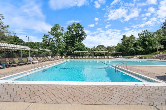 6 Doe Path, Coram, NY 11727