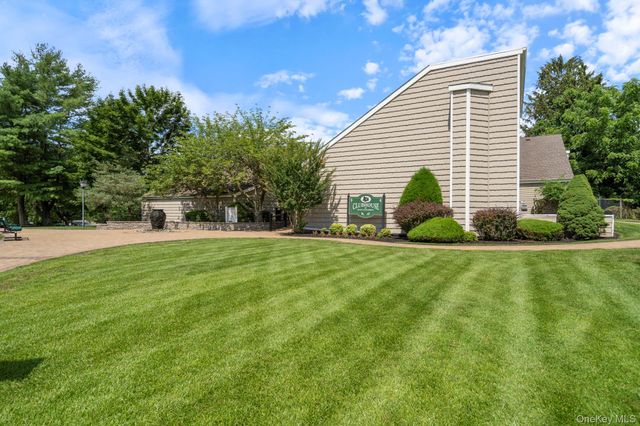 6 Doe Path, Coram, NY 11727