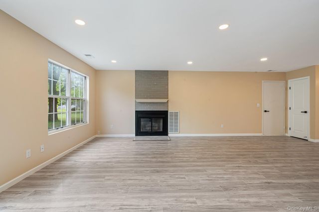 6 Doe Path, Coram, NY 11727