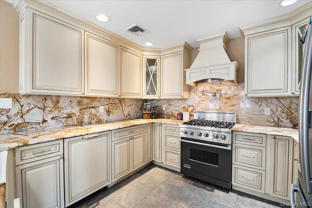 1 Windsor Court, Amityville, NY 11701