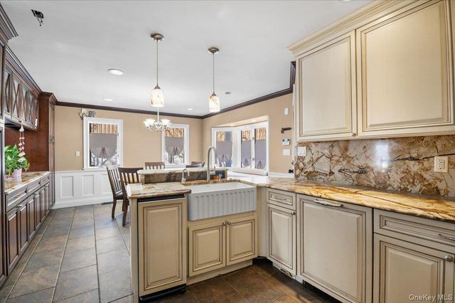 1 Windsor Court, Amityville, NY 11701