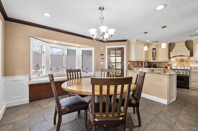 1 Windsor Court, Amityville, NY 11701