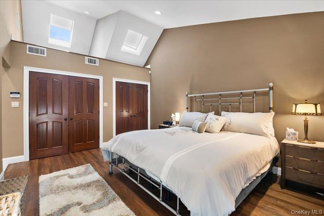 1 Windsor Court, Amityville, NY 11701