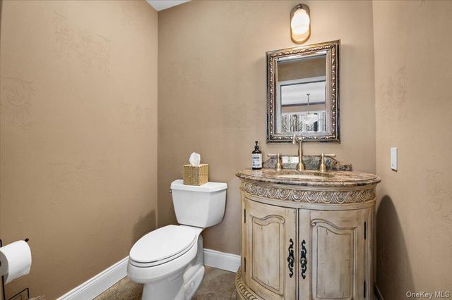 1 Windsor Court, Amityville, NY 11701