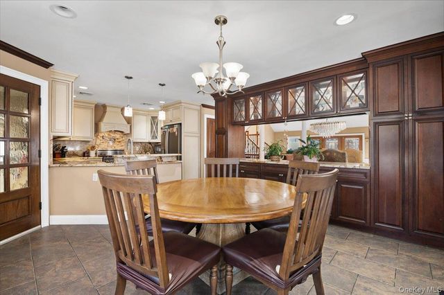 1 Windsor Court, Amityville, NY 11701