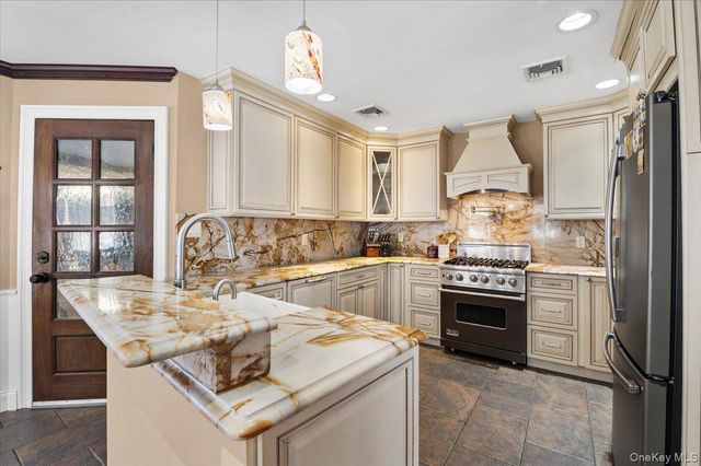 1 Windsor Court, Amityville, NY 11701