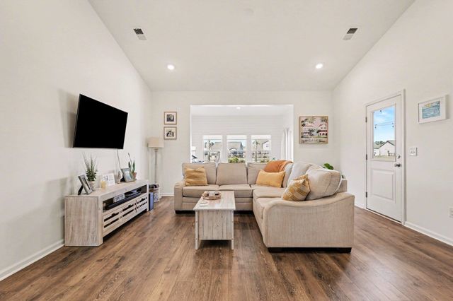 811 Spindel Dr., Myrtle Beach, SC 29588