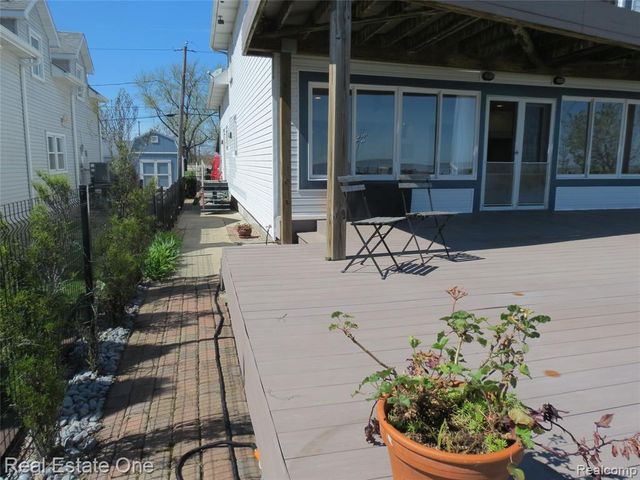 4583 Allen Cove Road, Luna Pier, MI 48157