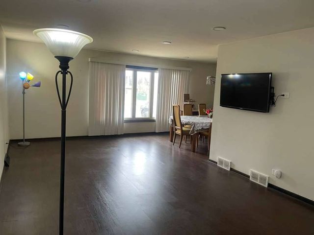 852 Tonne Road, Elk Grove Village, IL 60007