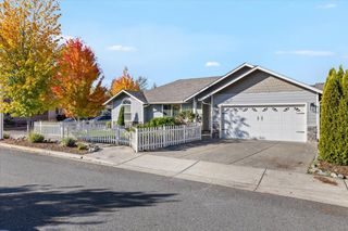 1542 SW Waterstone Drive, Grants Pass, OR 97527