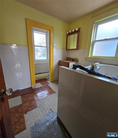 33 Harcourt Avenue, Bergenfield, NJ 07621