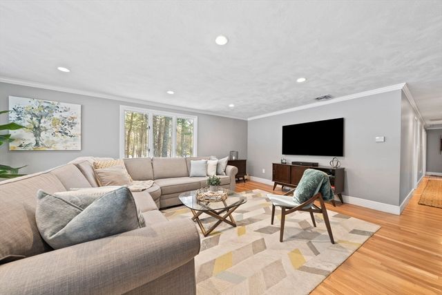 9 Mast Hill, Hingham, MA 02043