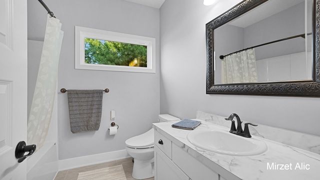 5220 Canyon River Drive NE, Ada, MI 49301