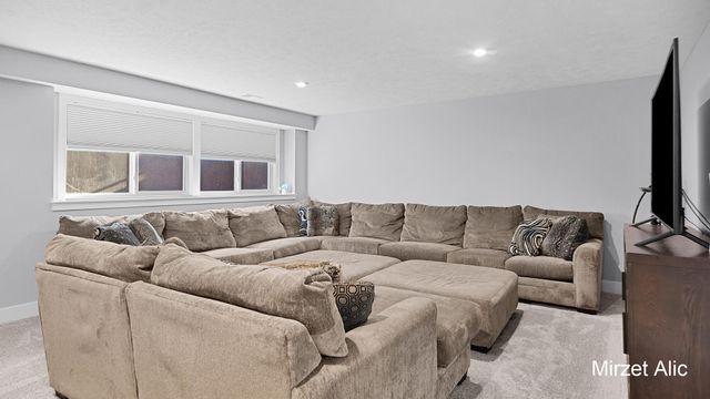 5220 Canyon River Drive NE, Ada, MI 49301