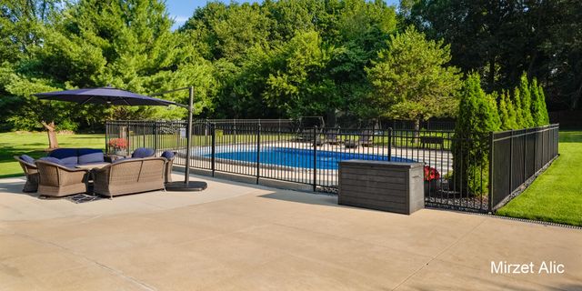 5220 Canyon River Drive NE, Ada, MI 49301